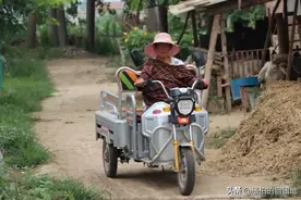 农村的婆婆，像个邋遢的拾荒者，到城市帮我带娃之后，我才理解她图片