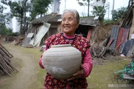 山西农村7旬老人河滩干活捡到“宝贝”，想让专家看下值钱吗？图片