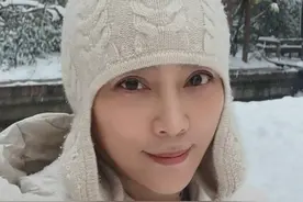 李玲玉罕见素颜现身，皮肤白皙紧致似冻龄，与富商丈夫生活惬意图片