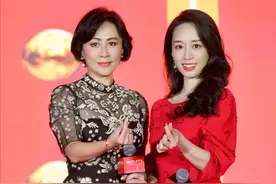 刘嘉玲久违营业为家乡打call，56岁穿透视连衣裙戴名表，好有韵味图片
