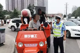 长治：三轮车无牌无证载人上路被查处图片