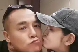 和女演员举止太亲密？黑子的坦荡，扯下了多少男演员的“遮羞布”图片