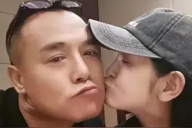 和女演员举止太亲密？黑子的坦荡，扯下了多少男演员的“遮羞布”图片