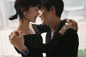杨玏毛晓彤拍情侣照，天桥壁咚太甜，父亲杨立新曾告诫别找洋女友图片