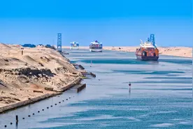 货船闯祸海运要道被堵，世界油价暴涨6%，再次给伊朗提了个醒图片