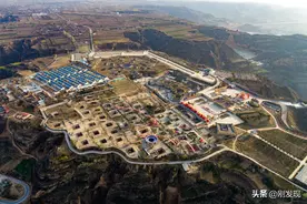 全村房屋全建在地下，村委会也不例外，村民开会能够“坐院观天”图片