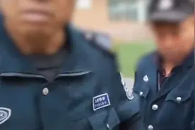 早晨老师没有按时到校，学校保安不让学生进校门？官方回应视频封面