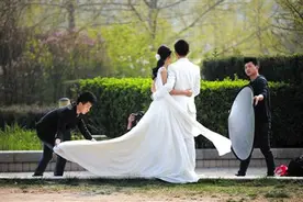 预付全款拍婚纱却分手了 要求退款 影楼称“可以找新女友来拍...图片