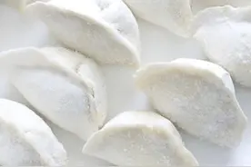 煮冻饺子，冷水热水下锅都错了！教你正确做法，饺子不开裂不露馅图片