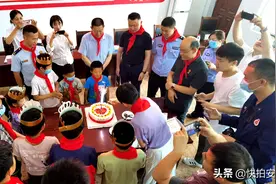 农村留守娃过儿童节，吃蛋糕过生日，天真笑容看得让人心疼图片