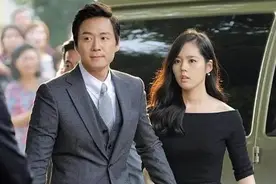 韩佳人罕见携夫亮相，一袭露肩小黑裙好优雅，侧面小翘鼻真绝了图片