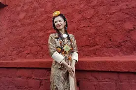 满满镶嵌天然珍宝的服饰，全球仅剩七套，有人说每一套都价值上亿图片