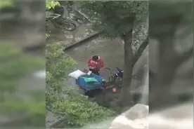 让全网心疼的快递小哥找到了！快递没被偷 爆哭是因为和女友吵架视频封面