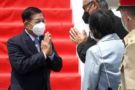 缅甸敏昂莱出席东盟峰会，反对者涂红油漆抗议，峰会达成五点共识图片