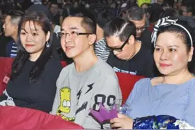 53岁现代韦小宝，靠遗产4.8亿养3个女友，不婚不育不怕坐吃山空图片