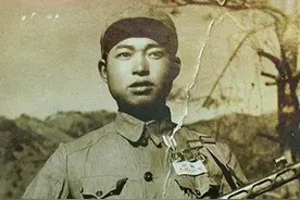 内蒙古断臂乞丐睡马棚多年，首长见其泪流满面：10年你都去哪儿了图片