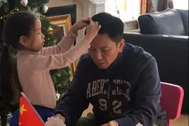 56岁温兆伦罕晒娃，任由女儿摆弄头发扎小辫，5岁女儿侧颜超美图片