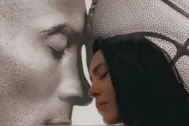 科比篮球名人堂准备就绪，瓦妮莎领娃参观，靠在丈夫照片上流泪图片
