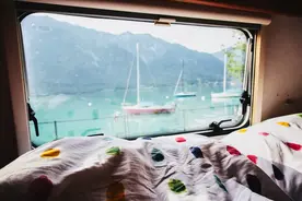 真想叫上几个好友来一场浪漫惬意的房车旅行呀~图片