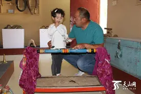 一张小摇床接力30多年传递爱的温度图片