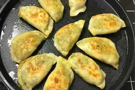1碗面粉，1把韭菜，老阿姨教做韭菜盒子，咬一口满嘴香图片