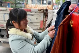 河南夫妻跨省卖土特产，30天卖一车赚5000元，吃穿住都在驾驶室图片