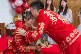 新娘独自开车来到婚礼现场：我家亲戚太无赖，敢要三千“开门费”图片