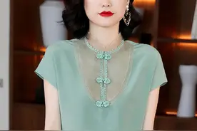 最近上街看见一中年女子穿着复古旗袍上衣，好有气质，优雅迷人图片
