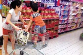 7岁男童用手推车撞孕妇，妈妈却视而不见，孕妇老公的做法超解气图片