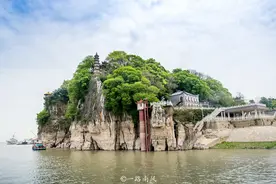 江西九江有两座怪山，一座经常发出钟鸣声，一座像遗落湖里的鞋子图片