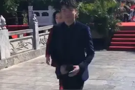 凤凰传奇闹不和？曾毅热情互动，玲花却冷漠，被疑不满男方走前面图片
