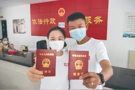 甜蜜520，黄石757对新人领证图片