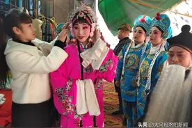 洛阳：剧团下乡，传播文化，乐了老乡图片