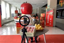 甘肃：副市长淘宝直播卖苹果 1小时卖出2万斤图片