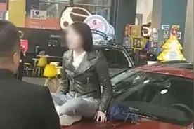 那个坐在奔驰车上哭的女车主，百万代言案开庭了…图片