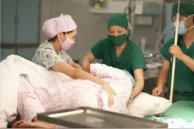 羊水破了，丈夫在外地出差，孕妈深夜独自一人带大宝去医院待产图片