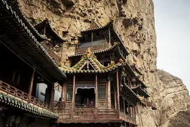 曾入选《时代周刊》世界十大不稳定建筑，以如临深渊的险峻而著称图片