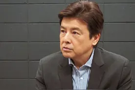 男人长出白发别只会剪短来遮老，留三浦友和这四种老年发型，洋气图片