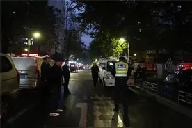 集中夜查消防通道堵塞占用现象 重庆多地开展“春雷行动”图片