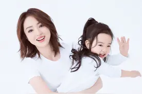 董璇儿童节晒母女写真，小酒窝造型可攻可甜，亲吻妈妈好暖心图片