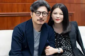 李湘带女儿逛街狂购物，王诗龄长发披肩，身高快赶上妈妈了？图片
