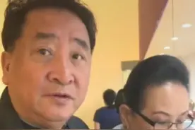 70岁相声大师姜昆近况曝光，头发稀疏，和妻子同框似两代人？图片