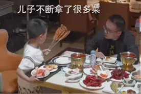 儿子把食物倒进垃圾桶，爸爸反套路教育获赞，家长坦言很难做到图片