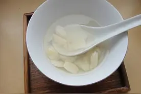 流传说法：大蒜和冰糖一起煮水喝可以治疗新型冠状肺炎，这是真的吗？图片