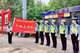 斑马线上“荧光绿”，绽放平安“她力量”！图片