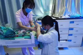 怀孕女医生跪地抢救新生儿，你怀着宝宝救宝宝的样子，真美图片