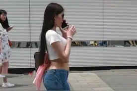 广州街拍: 厉害了, 这么紧的牛仔裤还要硬塞, 网友: 尴尬癌都犯了图片