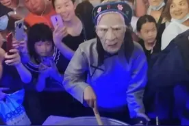 他这样摆摊快速成为网红，生意火到收钱收到手软，靠的是什么？图片