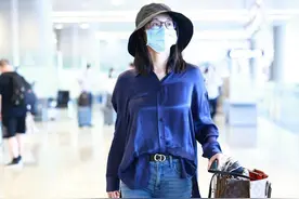 苗苗真给郑恺长脸，小脚裤秀“小鸟腿”，宽松衬衫掩不住立体上围图片