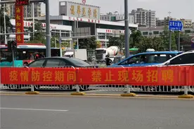 徘徊在龙华汽车站广场上的务工者，这是在等待职介所营业吗图片
